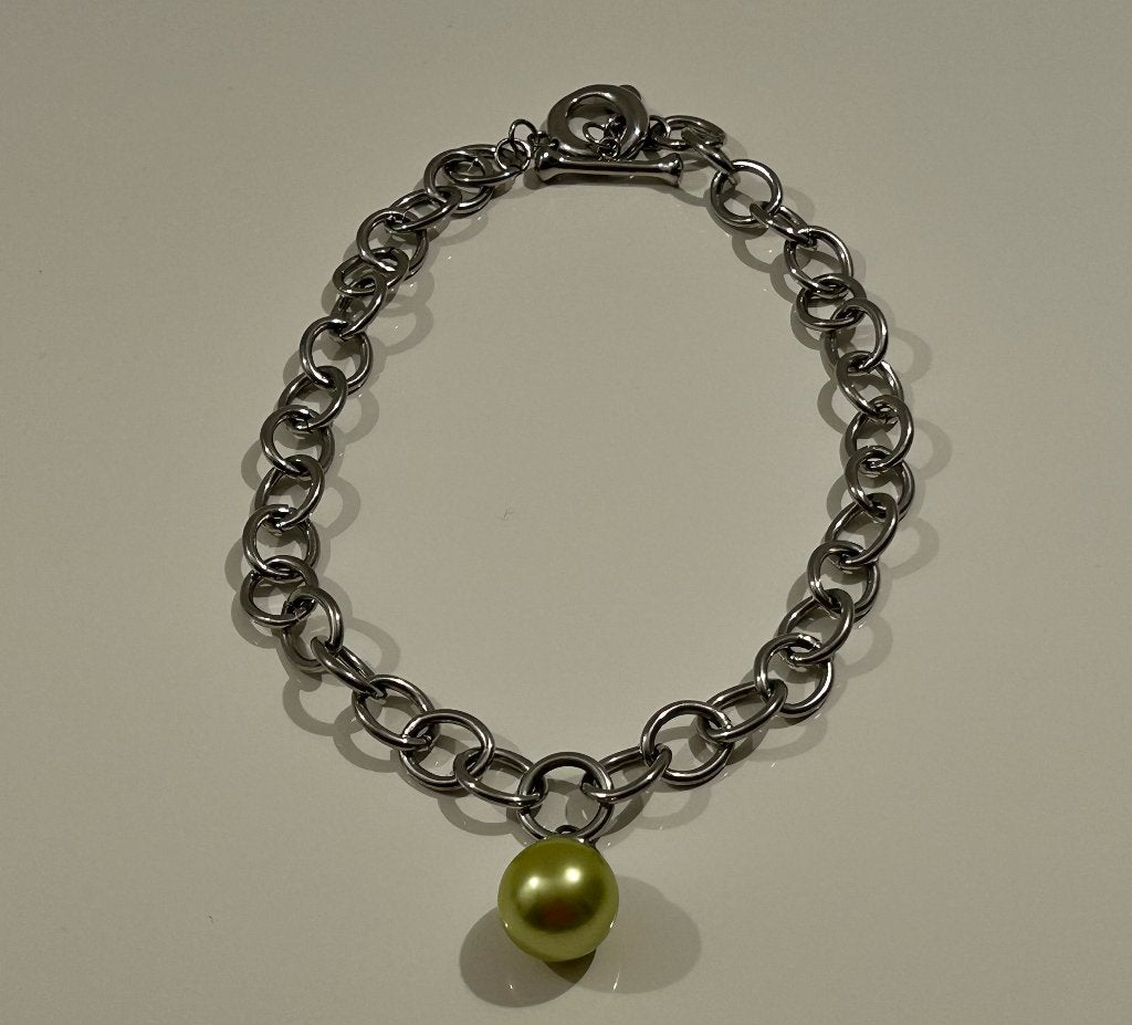 Zilverkleurige halsketting met groene parel, Ophalen of Verzenden, Nieuw, Zilver, Met hanger