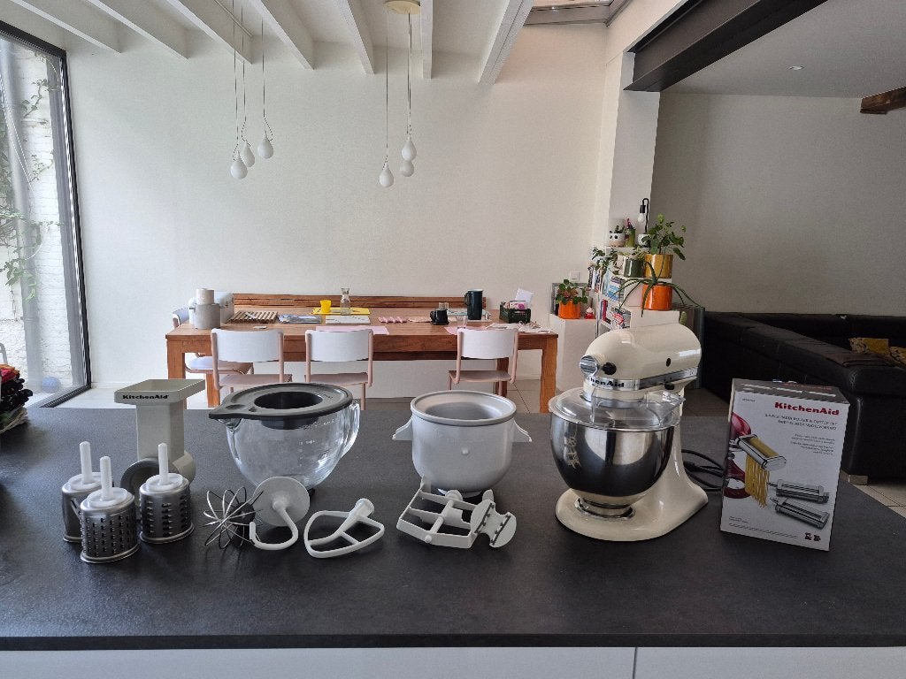 KitchenAid Artisan 5KSM150 (Crèmekleurig) + Accessoires!, Ophalen, 4 liter of meer, Gebruikt, 3 snelheden of meer