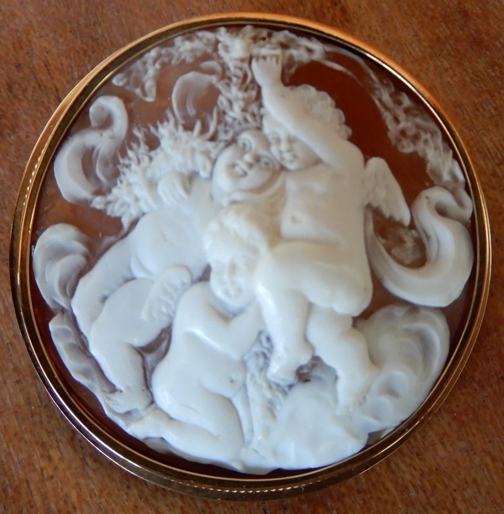 Camée rond antique, Enlèvement, Broche