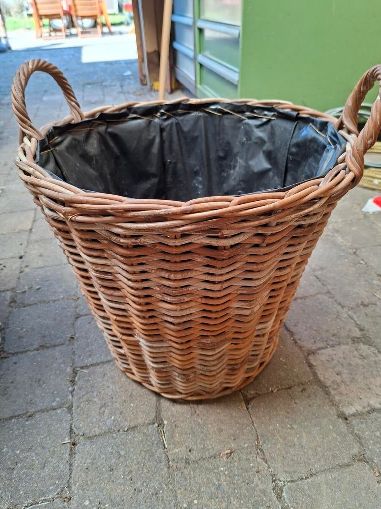 Grote rieten mand, Ophalen, Mand