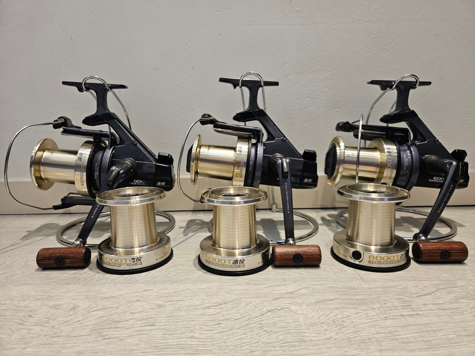 3 Daiwa Whisker Tournament 6000T 3 Spoelen, Ophalen of Verzenden