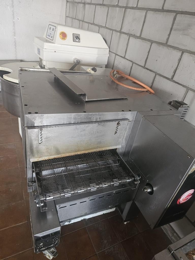 Pizza doorloop oven, Ophalen
