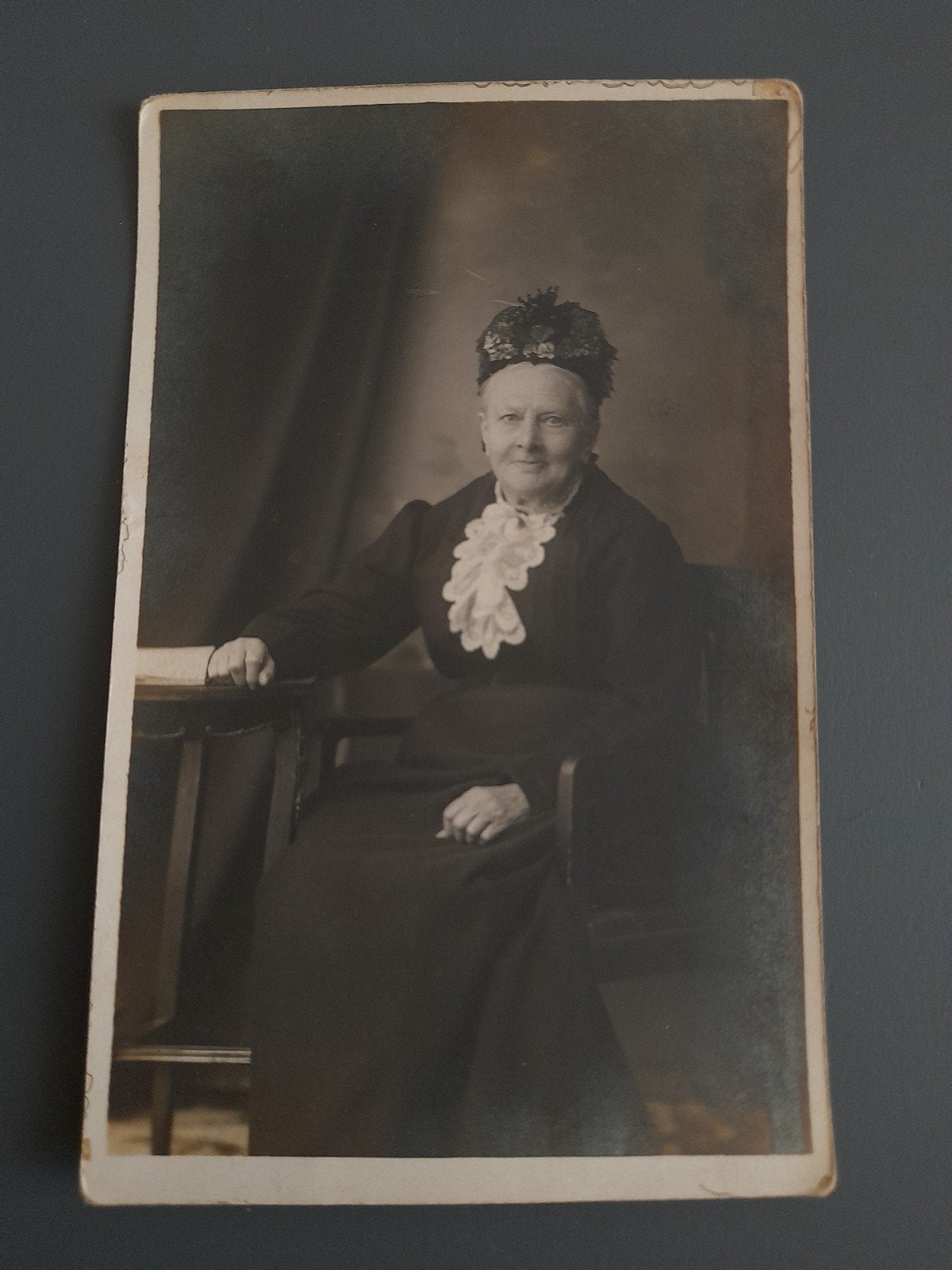 Ansichtkaart „Oma” in zondagskleding aan het begin van 1900, Foto, Ophalen of Verzenden, Zo goed als nieuw, Voor 1940