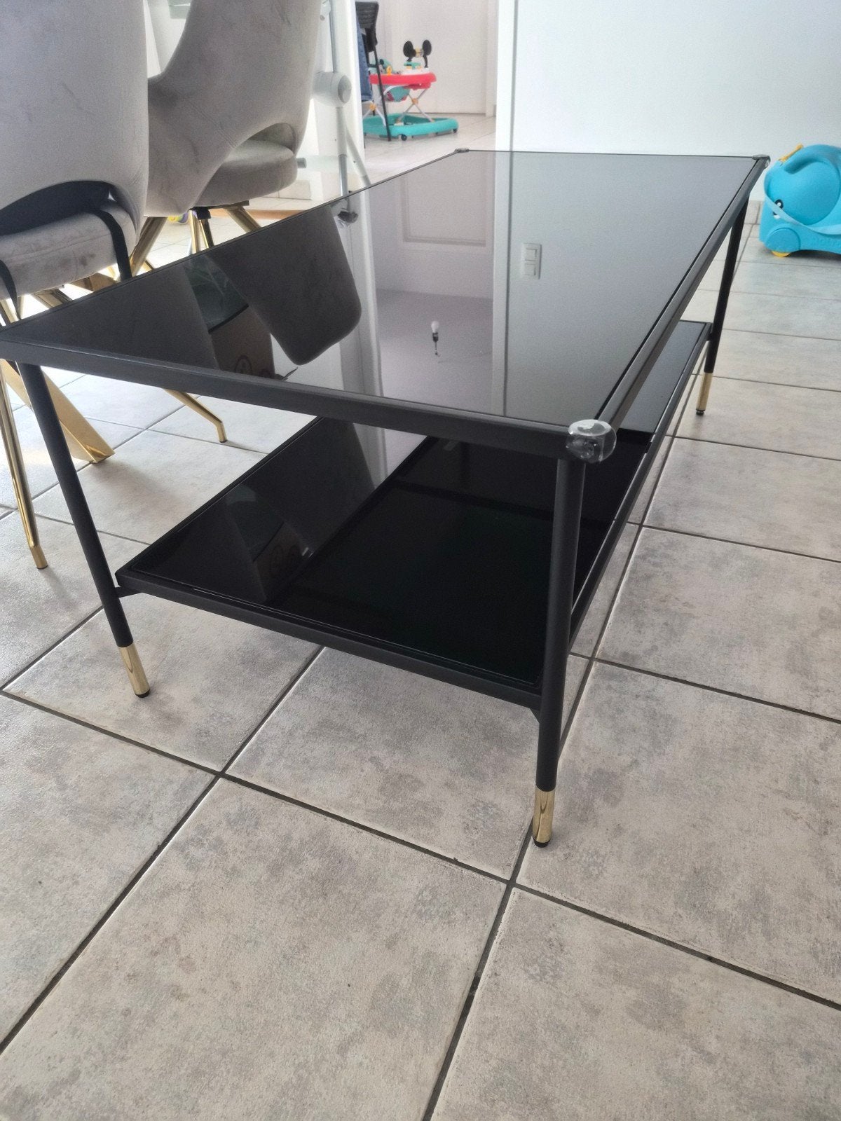 Table basse élégante en verre noir avec des accents dorés, 100 à 150 cm, Comme neuf, Verre, Enlèvement