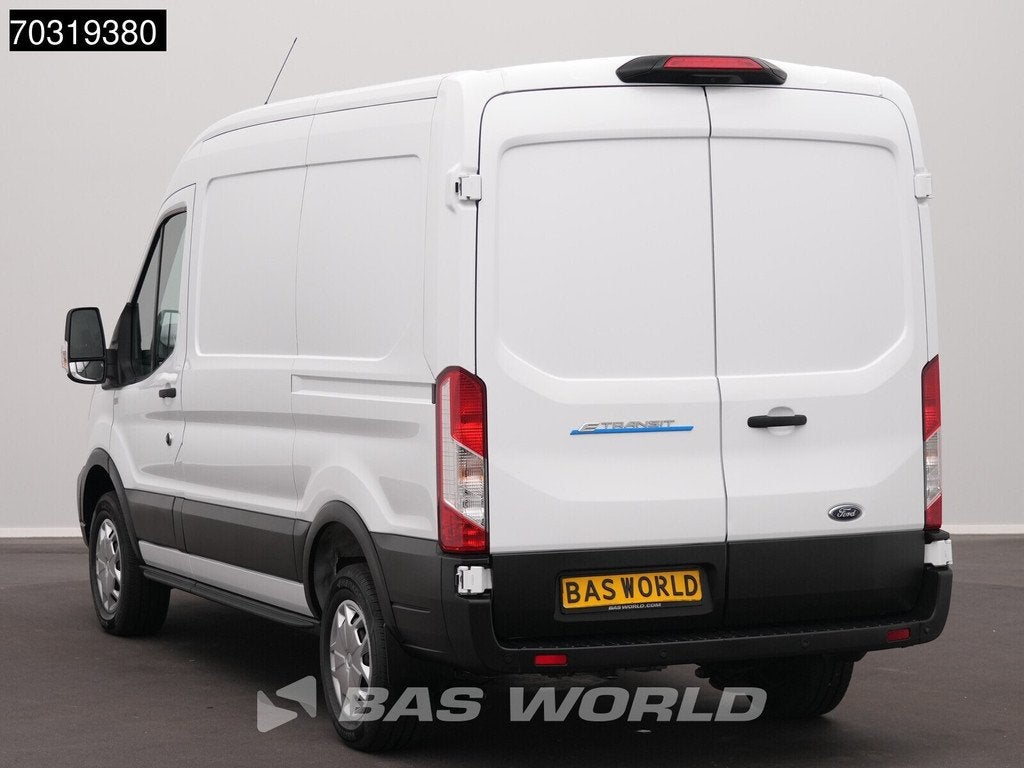 Ford e-Transit 184pk Elektrisch 68kWh 317km WLTP L2H2 Navi A, Auto's, Bestelwagens en Lichte vracht, Automaat, Stof, Gebruikt