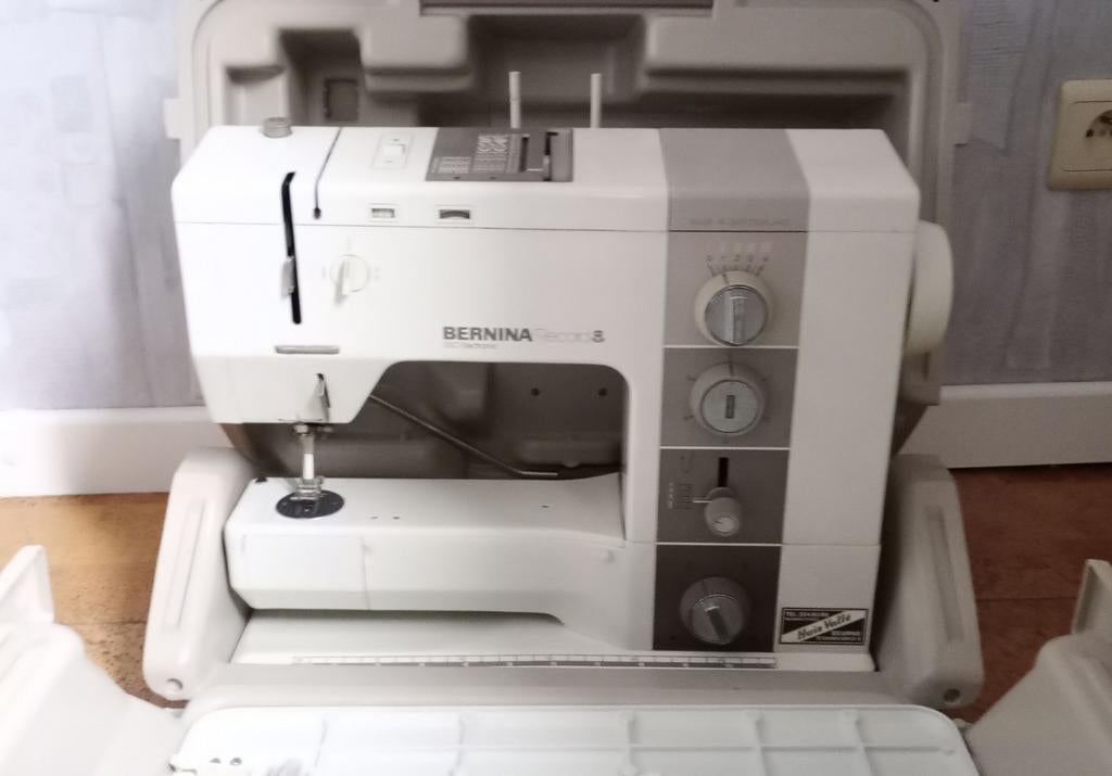 Bernina naaimachine met bijhorende kast, Ophalen, Naaimachine, Bernina