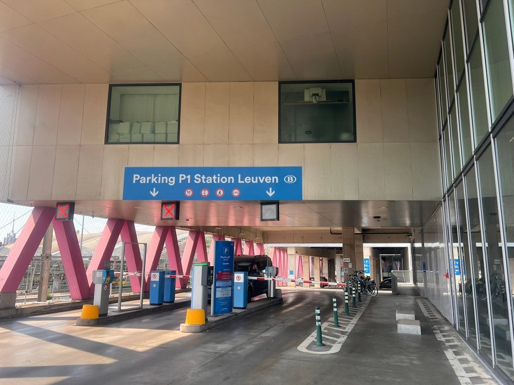 Covered parking at Leuven Station, Immo, Garages & Places de parking, Louvain