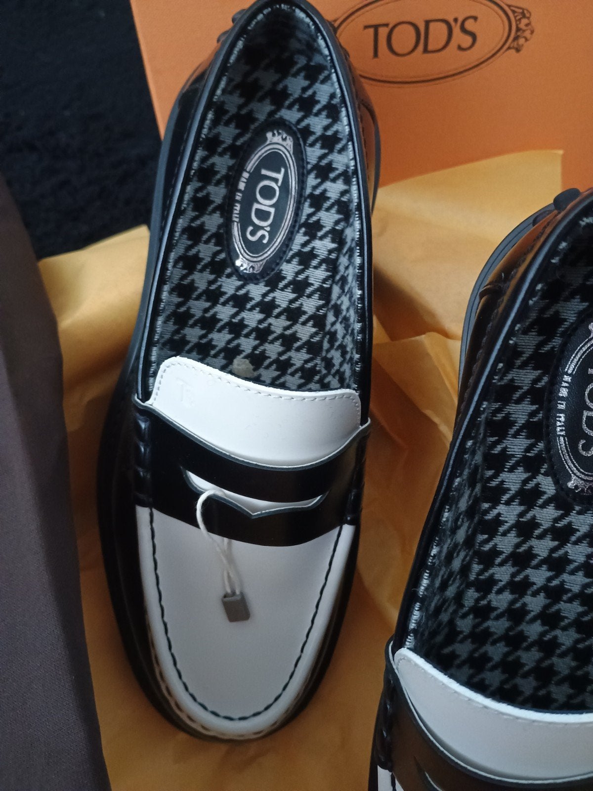 Cuir Tod's 37 noir et blanc avec semelle en caoutchouc, Neuf, Enlèvement ou Envoi, Blanc, Sabots