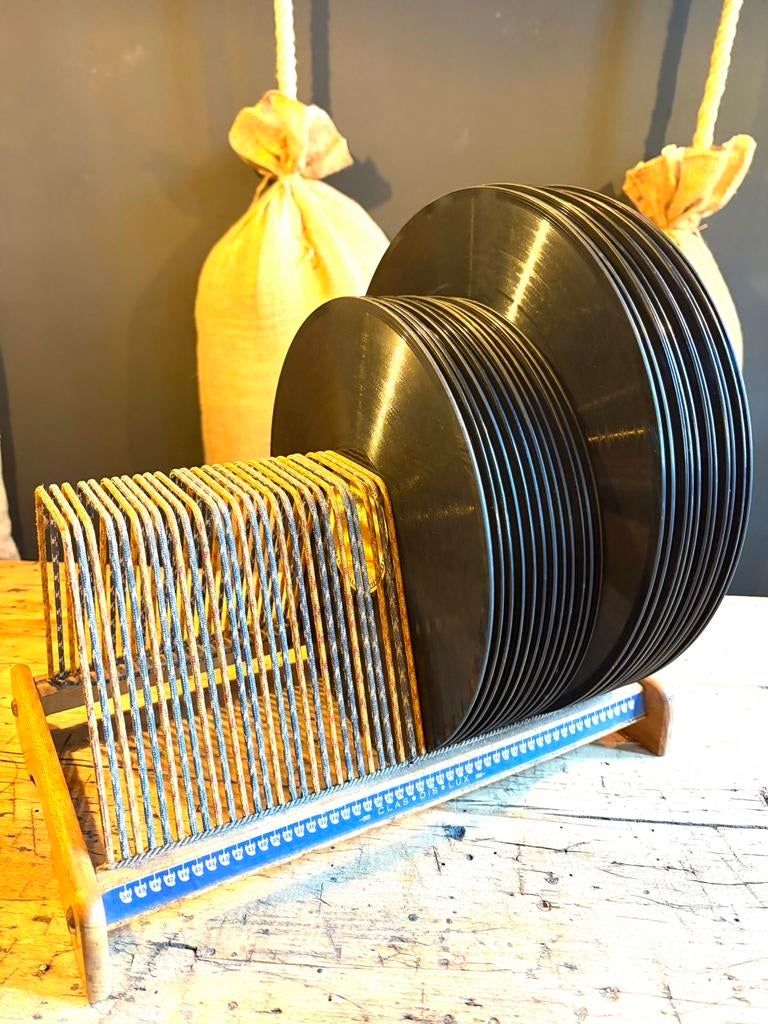 Vintage LP houder + 23 bakeliet platen, Huis en Inrichting, Woonaccessoires | Overige, Zo goed als nieuw, Vintage, Ophalen
