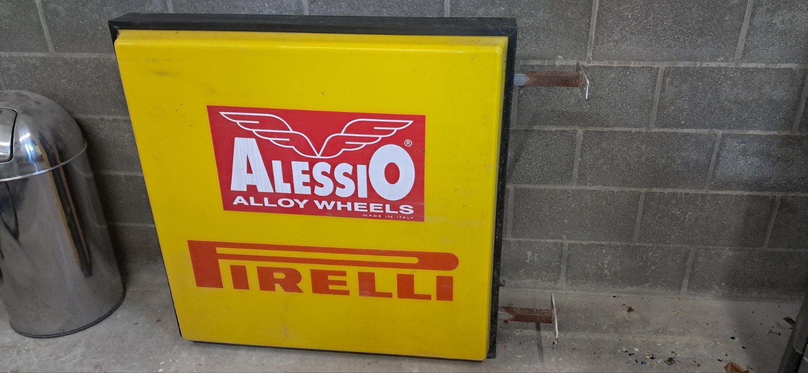 Enseigne lumineuse pirelli