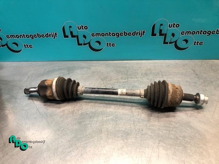 Aandrijfas links-voor van een Opel Corsa (Corsa D 07-), Gebruikt, -, -, Opel
