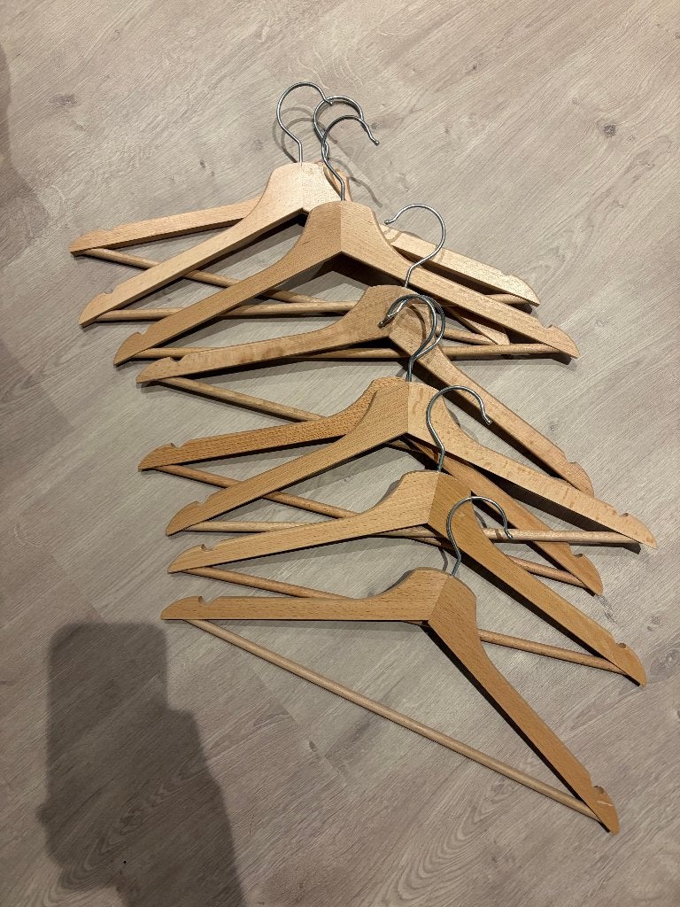 Lot de 44 cintres en bois IKEA BUMERANG, Enlèvement ou Envoi, Comme neuf, Bois, Enfants et Adultes