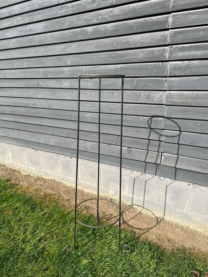 2 metalen plantenstaanders metaal 130 en 75 cm hoog, Ophalen, Gebruikt, Metaal