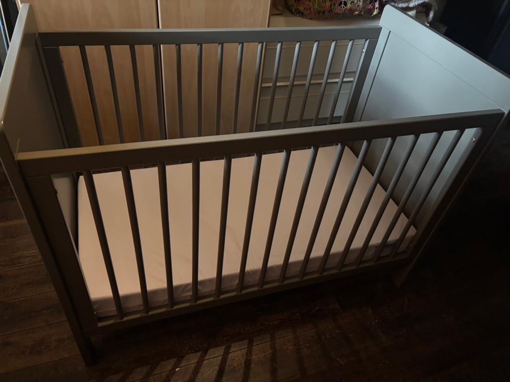 Babybed ledikant matras hout Pericless park antraciet, Ophalen, Gebruikt, Ledikant