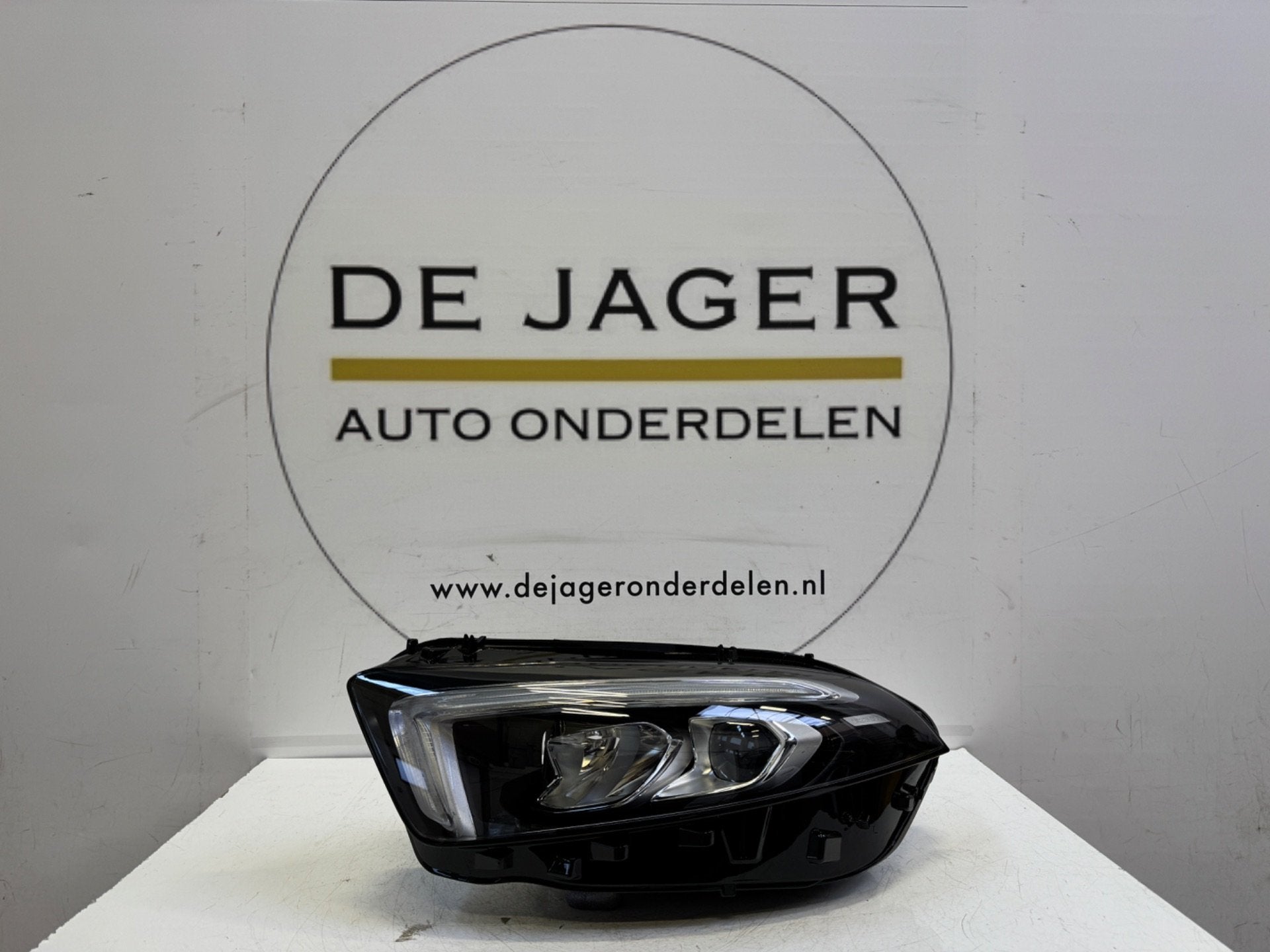 LAMPE FRONTALE HAUTE PERFORMANCE CLASSE A W177 GAUCHE A17790, Mercedes-Benz AG, Mercedes-Benz, Utilisé, Mercedesstrasse 120
70372  Stuttgart, DE