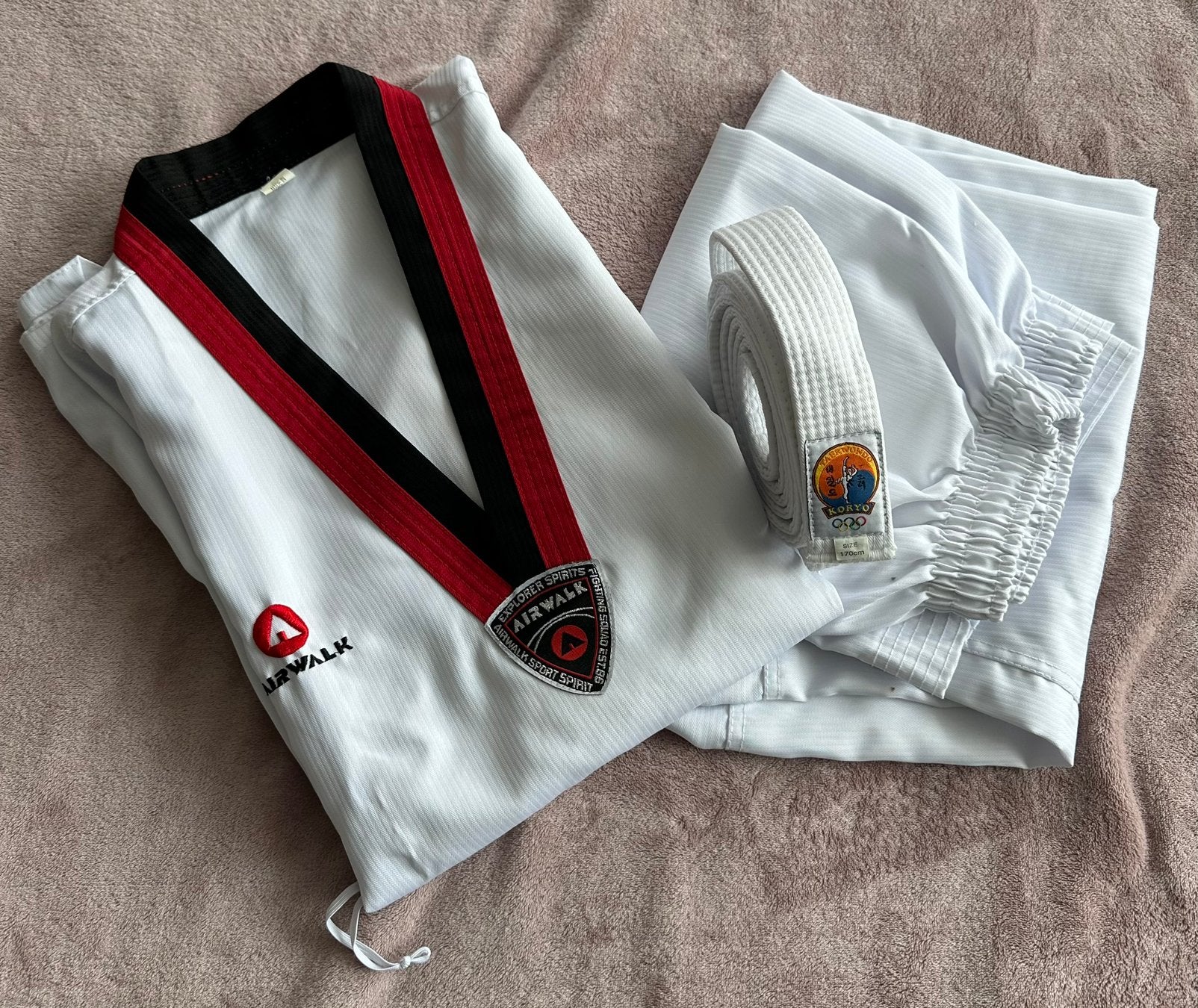 Taekwondo pak maat 170, Sports & Fitness, Taekwondo, Utilisé, Taille S, Vêtements d'arts martiaux