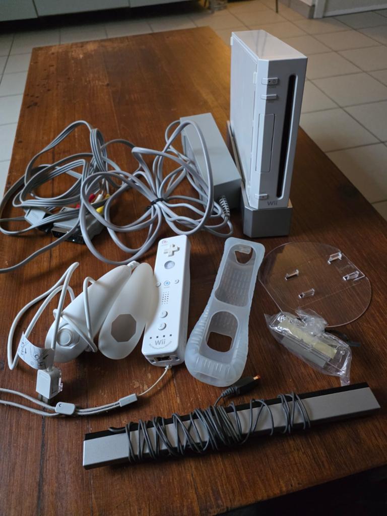 Wii met 2 controllers en kabels, Games en Spelcomputers, Spelcomputers | Nintendo Wii, Ophalen, Met 2 controllers