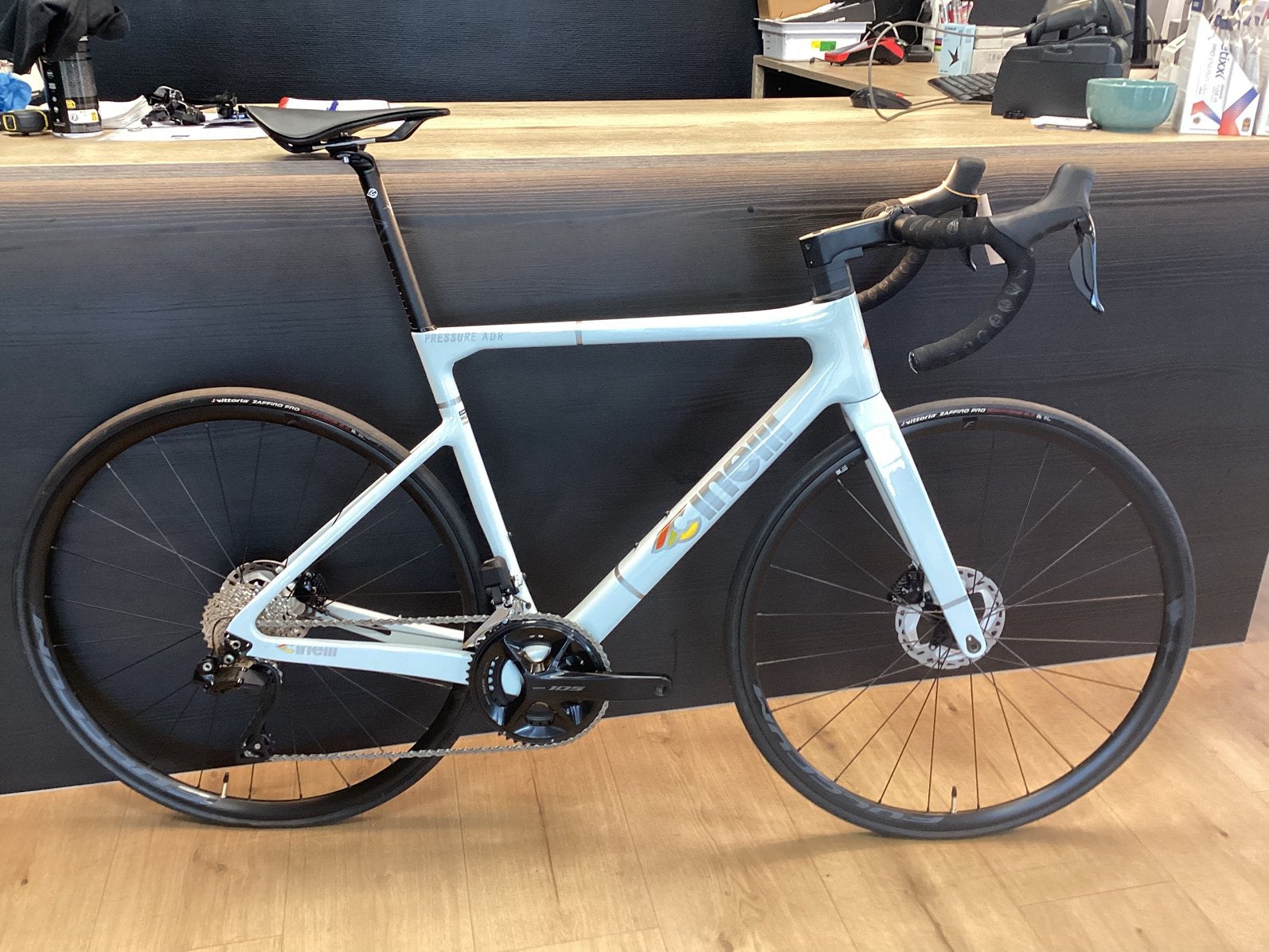 Cinelli Pressure ADR Shimano 105 DI2 maat M, Vélos & Vélomoteurs, Vélos | Vélos de course, Neuf, Autres marques, Enlèvement, 53 à 57 cm