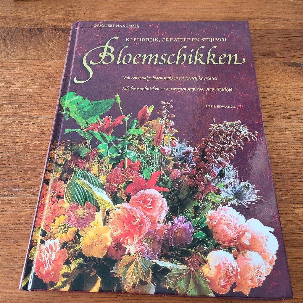 Boek Kleurrijk, creatief en Stijlvol bloemschikken S.EDWARDS, Boeken, Ophalen, Zo goed als nieuw, Susie Edwards, Overige onderwerpen
