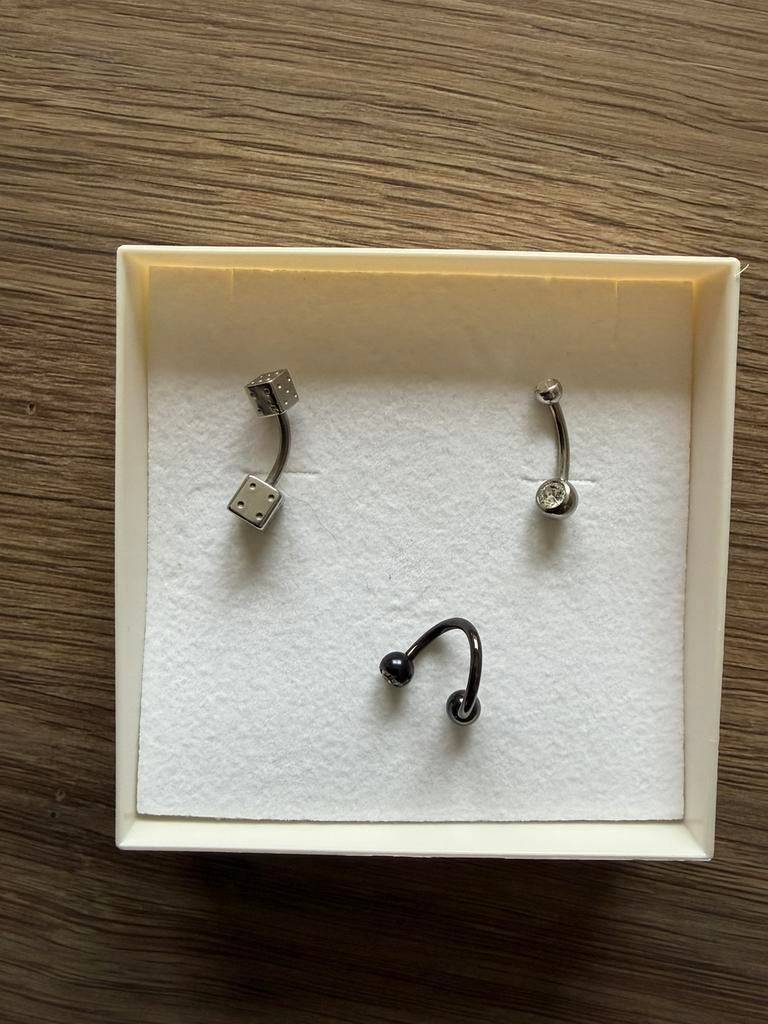 3 x navelpiercing, Handtassen en Accessoires, Piercings, Ophalen of Verzenden, Zo goed als nieuw, Zilver, Navelpiercing