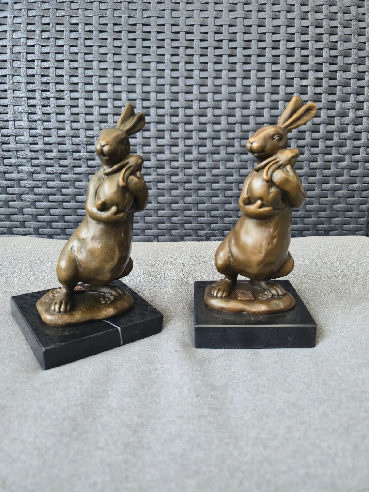 2 bronzen beeldjes konijntjes gemerkt & gieterij stempel, Ophalen