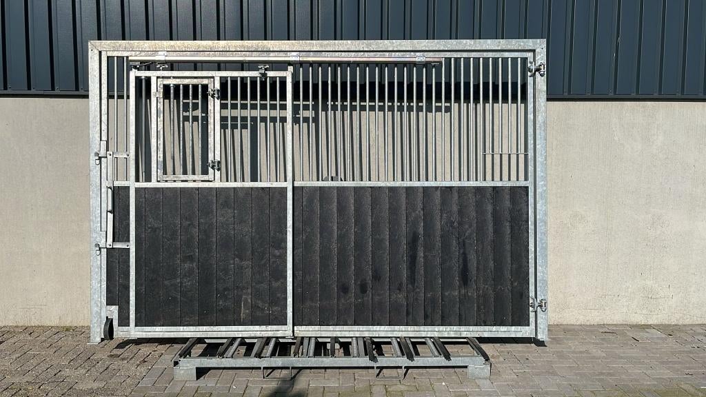 Voorwand met schuifdeur | 3500 x 2300 mm. | B-Keuze, Weidegang, 4 paarden of pony's of meer