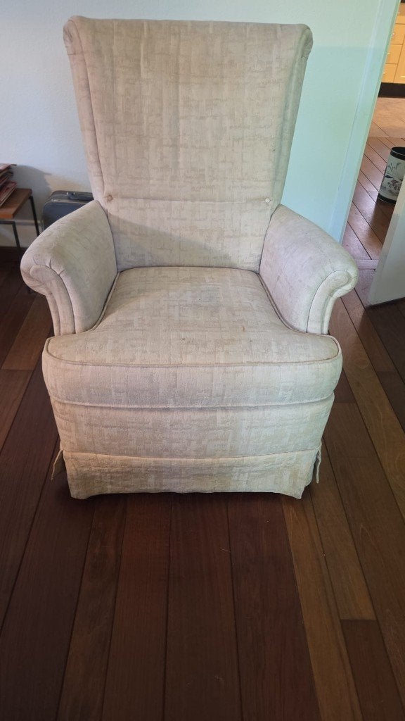 Comfortabele oorfauteuil - lichte kleur, Antiek en Kunst, Antiek | Meubels | Stoelen en Sofa's, Ophalen