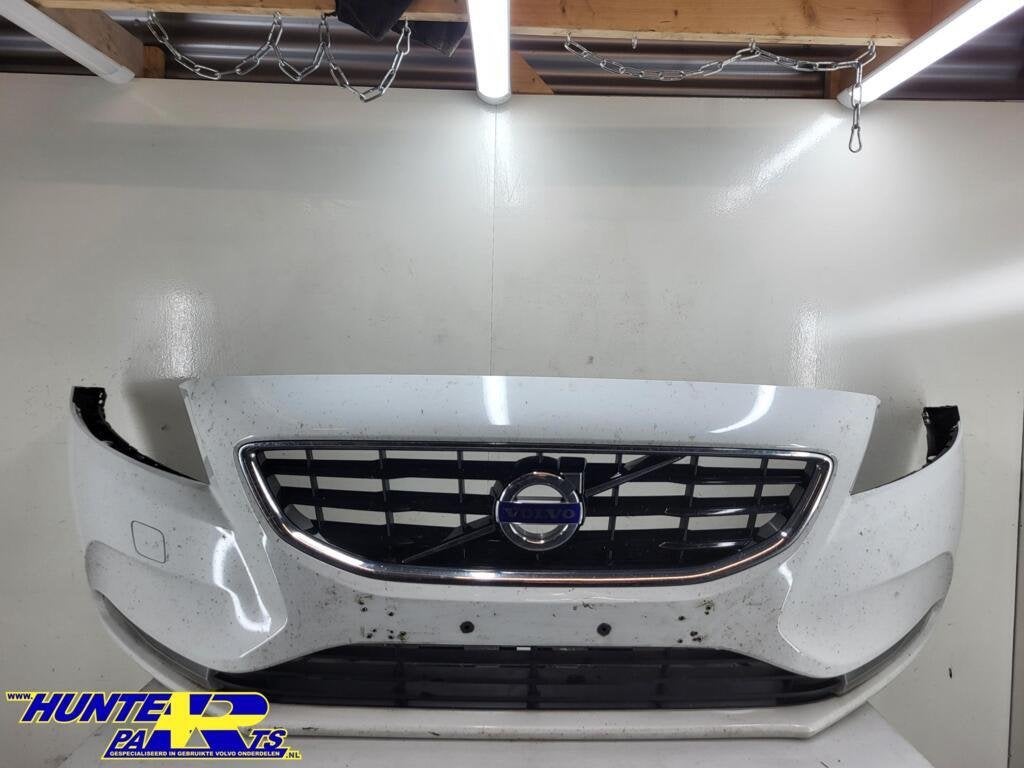 Voorbumper wit Volvo V40 II ('12-'19) 31283732, Gebruikt, Voor, Ophalen of Verzenden, Volvo