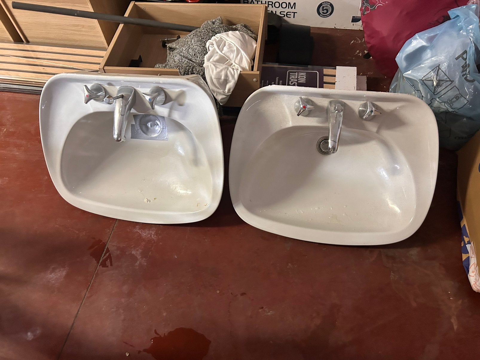 2 identieke lavabo’s met kraan, Doe-het-zelf en Bouw, Sanitair, Ophalen, Gebruikt, Kraan