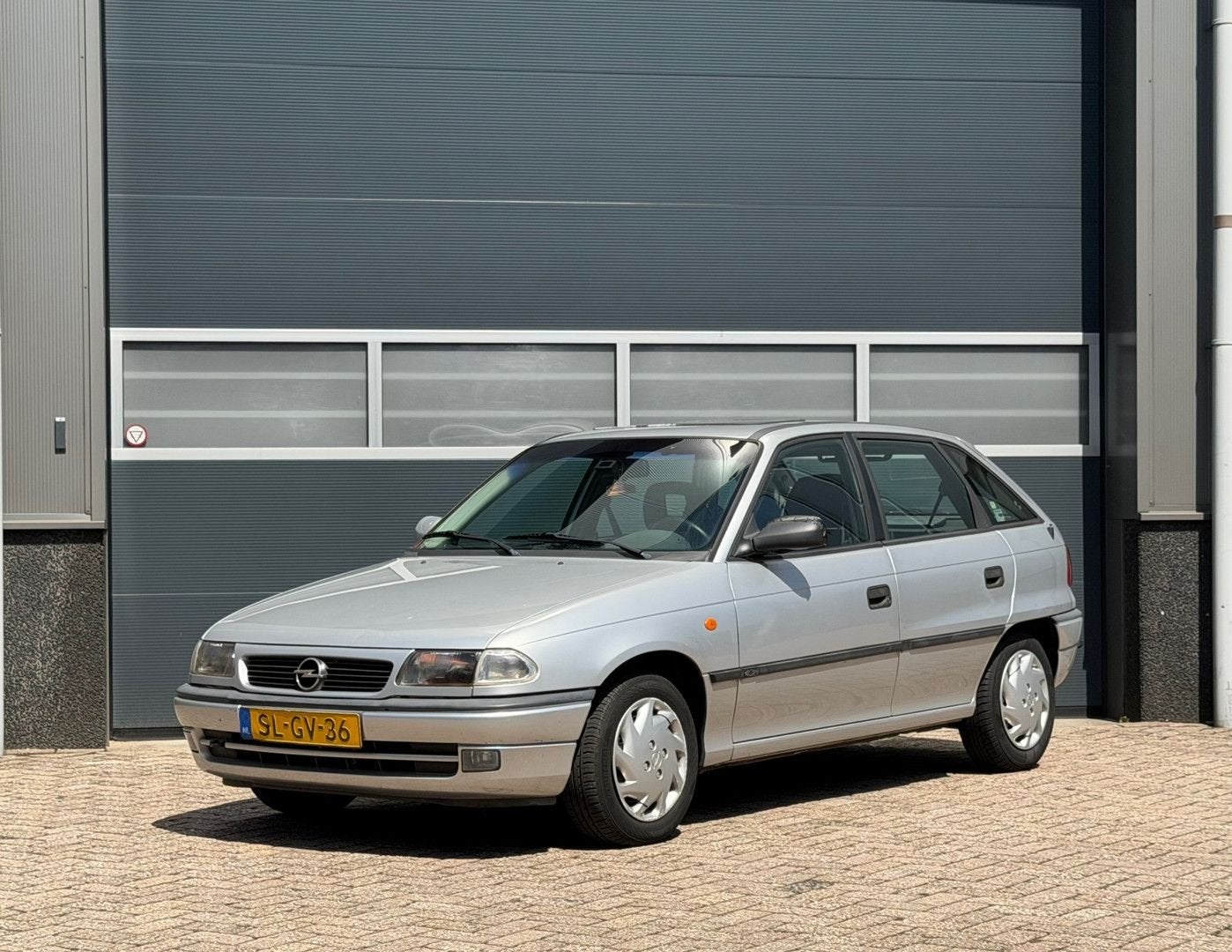 Opel Astra 1.6i Edition bj.1998 Invalide aanp|Apk 6-2027., Auto's, Opel, Berline, Grijs, 205 g/km, Elektrische ramen