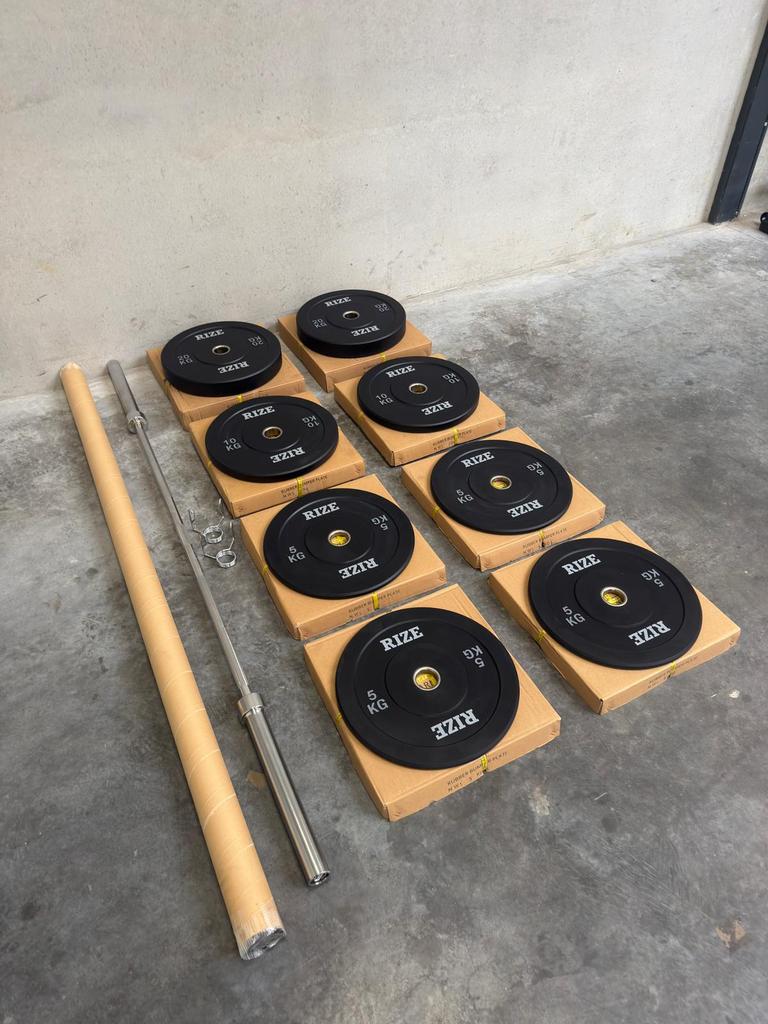 Olympische bar + 80kg bumperplates, Sport en Fitness, Ophalen, Zo goed als nieuw