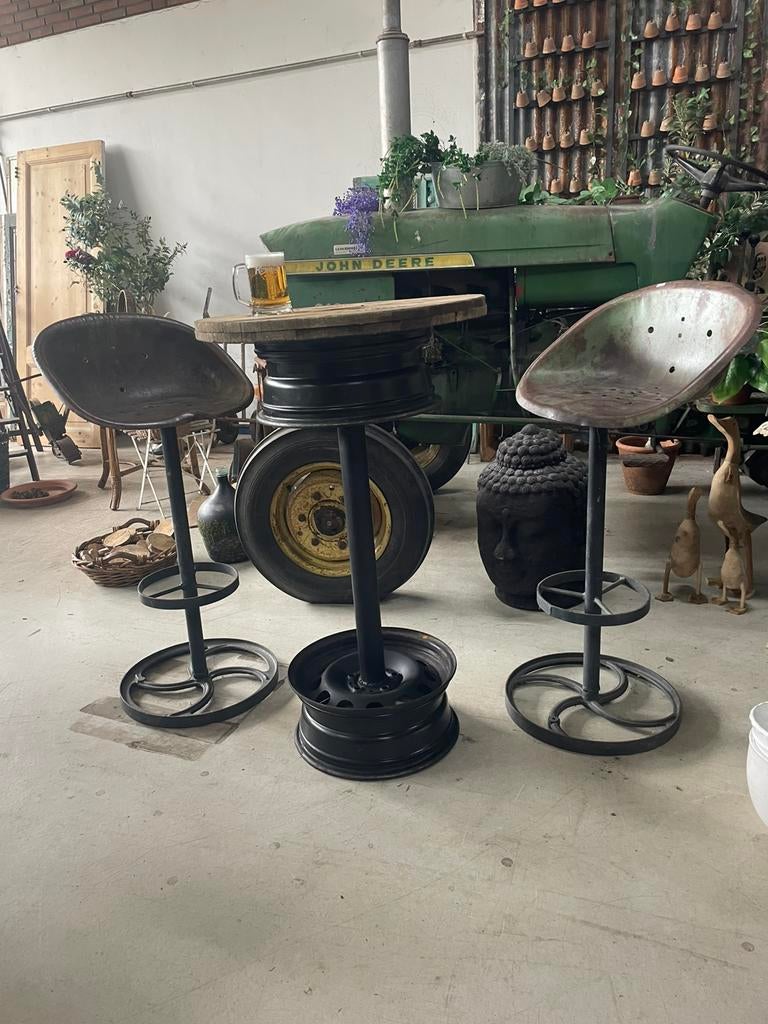 Uniek set tractor krukken en hangtafel/mancave, Ophalen, Zo goed als nieuw