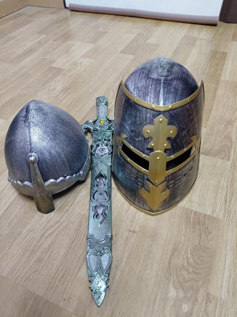 Casque, épée et bouclier chevalier, Enlèvement, Comme neuf, Garçon ou Fille