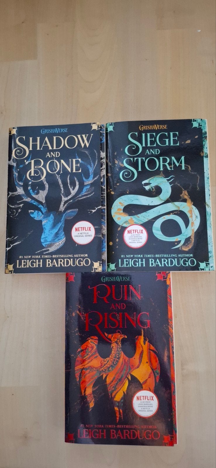 Shadow and Bone triology, Boeken, Ophalen