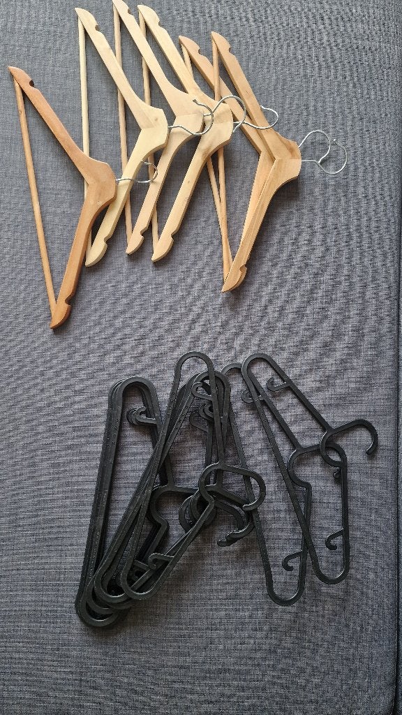 Set van 182 houten en zwarte plastic hangers, Ophalen, Zo goed als nieuw, Overige materialen, Volwassenen