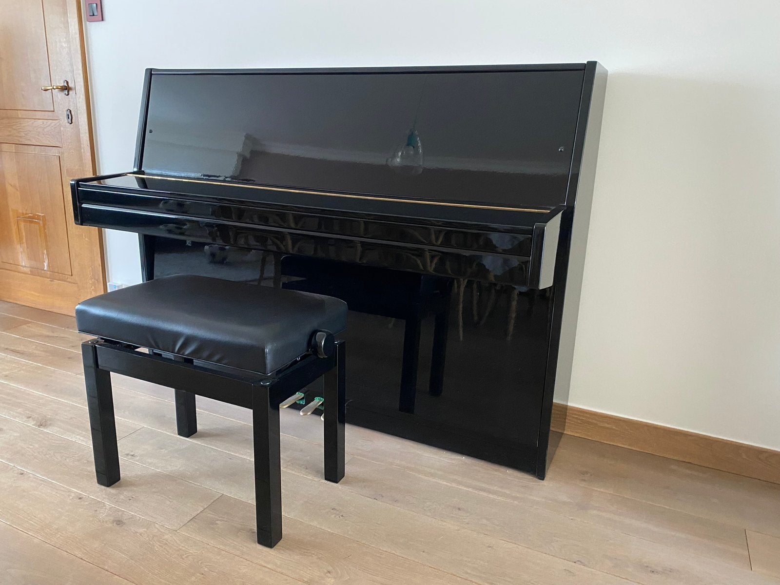 Sfeervolle Neuman piano – Prachtige klank & elegant meubel, Ophalen, Zo goed als nieuw, Piano