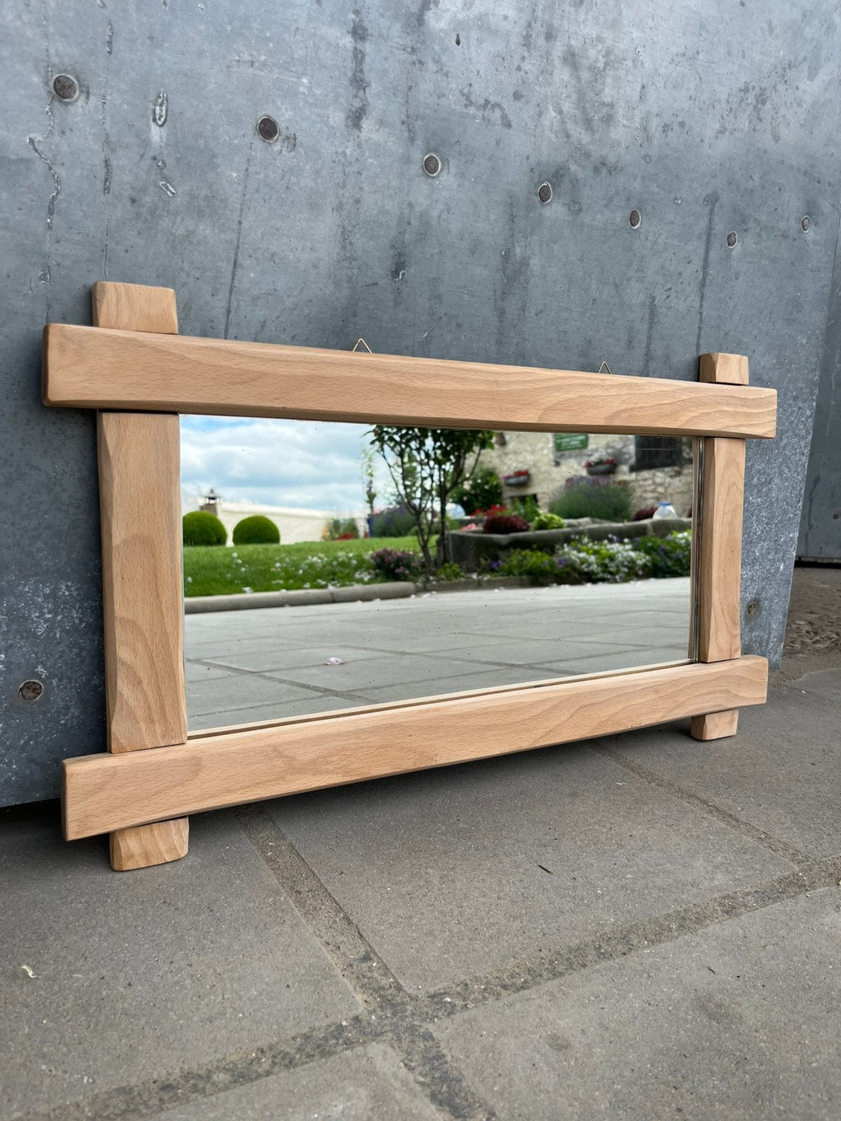Lichte houten spiegel, Ophalen