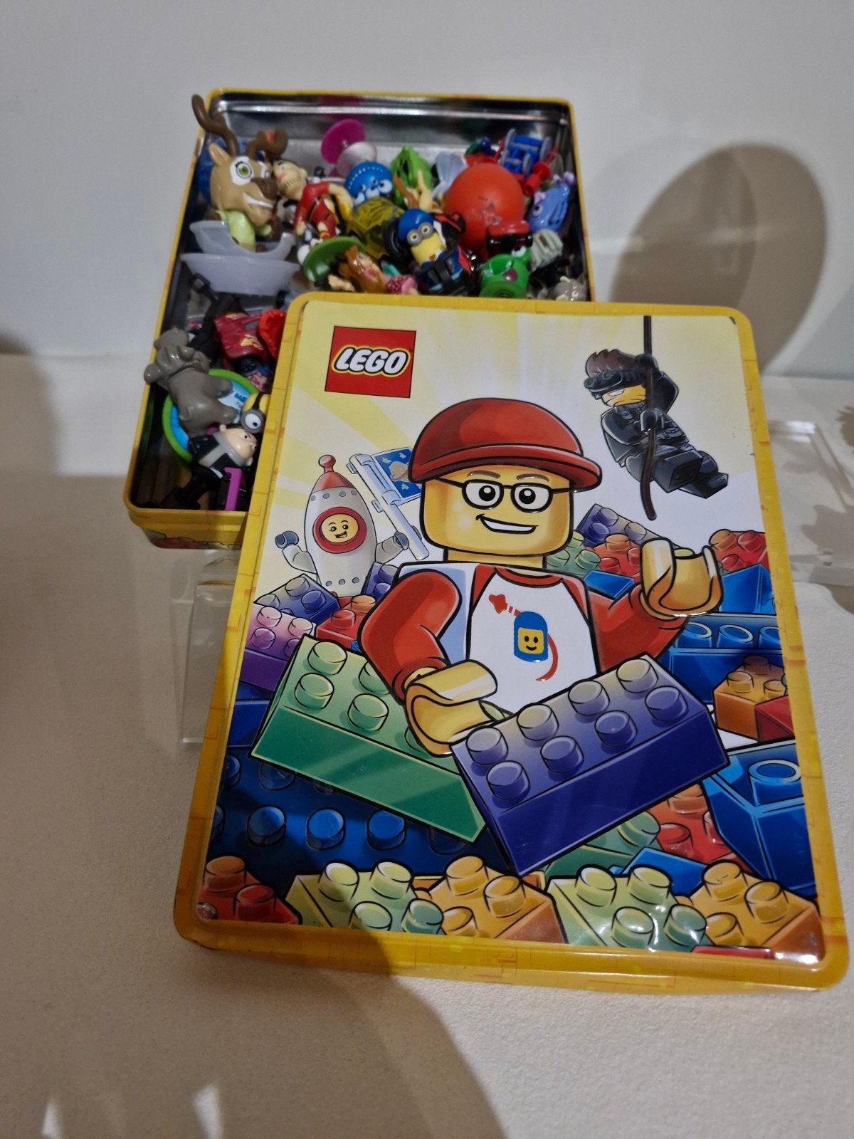 Metalen Legodoos met verschillende miniaturen figuren, Verzamelen, Ophalen of Verzenden