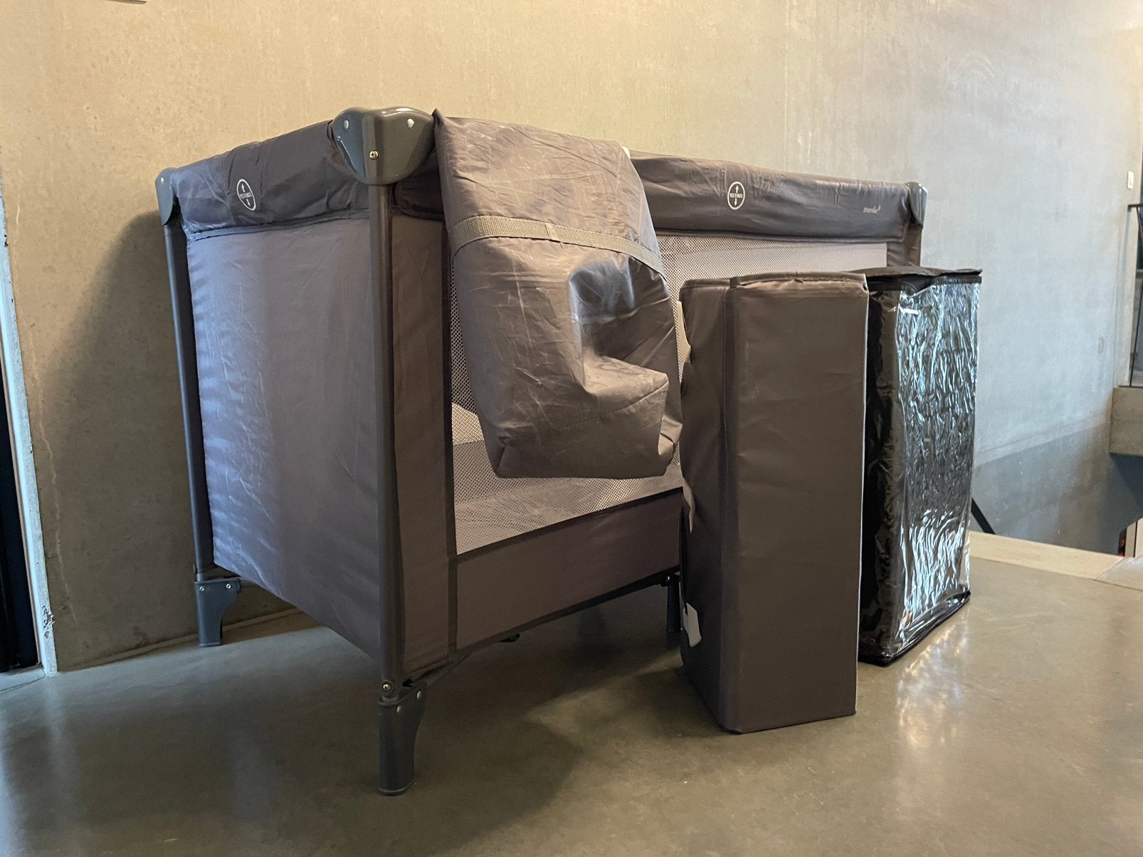 Dreambee reisbed en matras., Kinderen en Baby's, Kinderkamer | Commodes en Kasten, Ophalen, Zo goed als nieuw