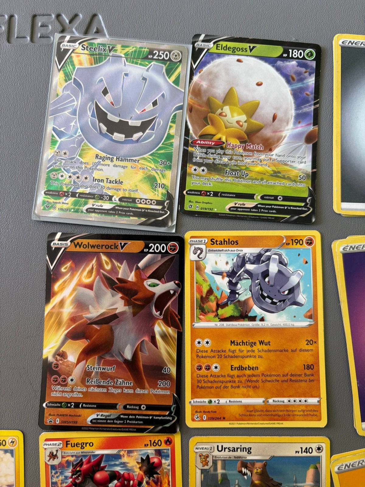 Pak van ongeveer 180 Pokémon-kaarten, inclusief 3 V-kaarten!, Hobby en Vrije tijd, Verzamelkaartspellen | Pokémon, Zo goed als nieuw