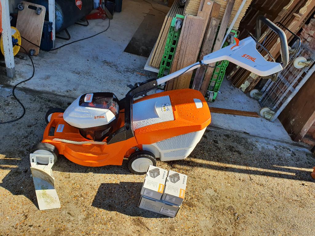 STIHL RMA 448.2 PV ACCUGRASMAAIER bijna nieuw Met 2x, Ophalen, Stilh, Versnellingen, Accu-grasmaaier