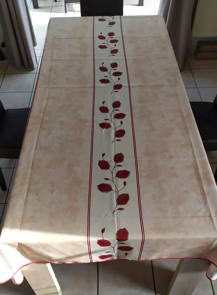 Grande nappe beige et bordeau anti-tâches 150 x 240 cm, Maison & Meubles, Nappes, Comme neuf, Rectangle, Enlèvement ou Envoi