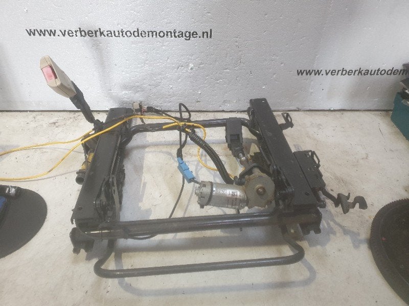 STOELRAILS LINKS VOOR Opel Omega B (25 / 26 / 27), Gebruikt, Opel, Opel Automobile GmbH, Kontakt-opel@opel.com