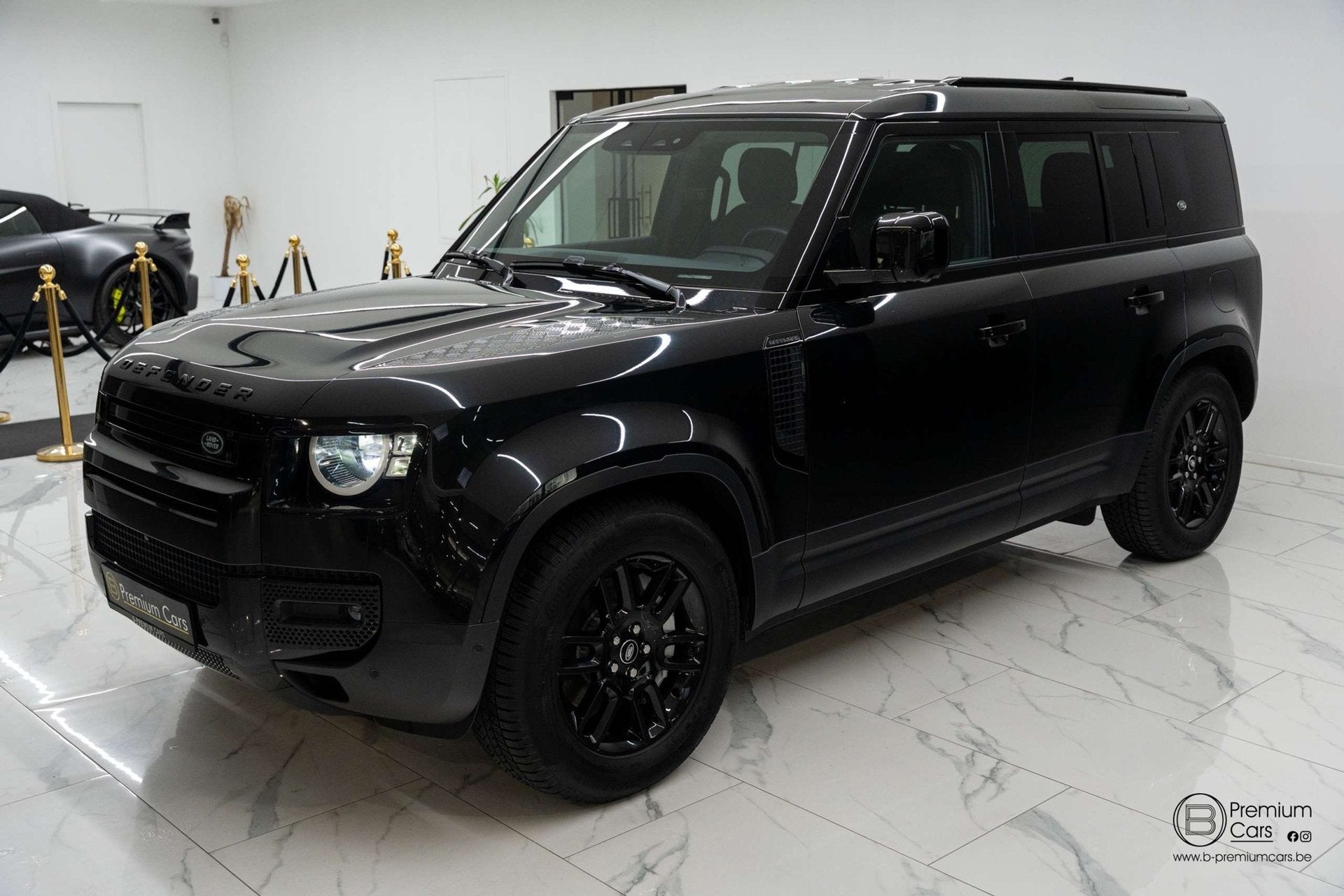 Land Rover Defender 110 / P400e S / AWD! Hybride! ACC! 360, Auto's, Automaat, Dealer onderhouden, 4 cilinders, Zwart
