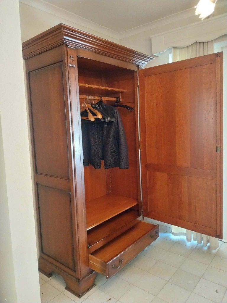 Strakke klassieke houten halkast – kersenhout, Huis en Inrichting, Kasten | Kleerkasten, Ophalen, Gebruikt, 100 tot 150 cm, 200 cm of meer