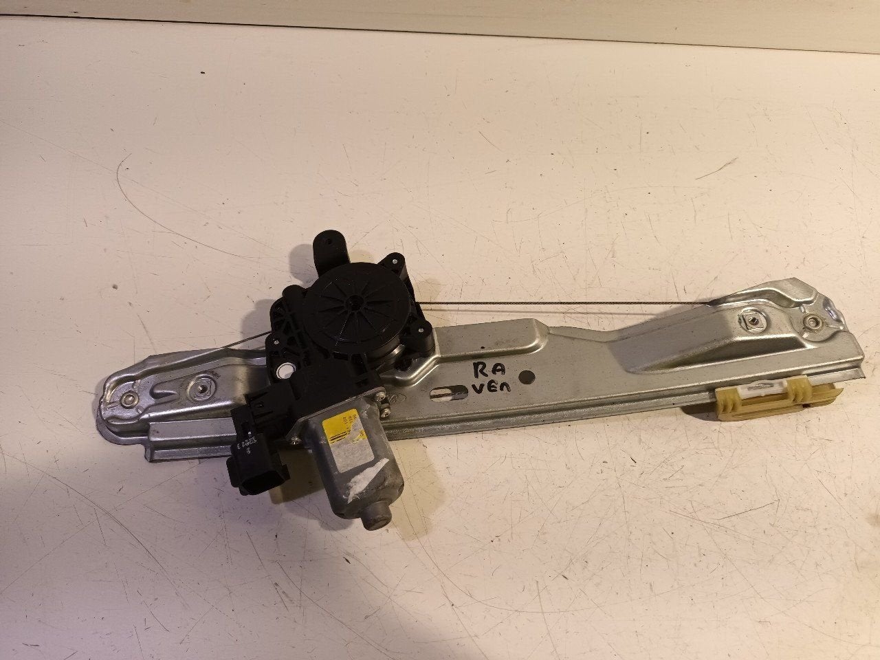 Raammechaniek elektrisch rechts achter Ford C-Max, Onderdelen@venauto.nl, Van der Ven Autorecycling B.V., Gebruikt, Ettenseweg 76, 4706 PB Roosendaal, The Netherlands