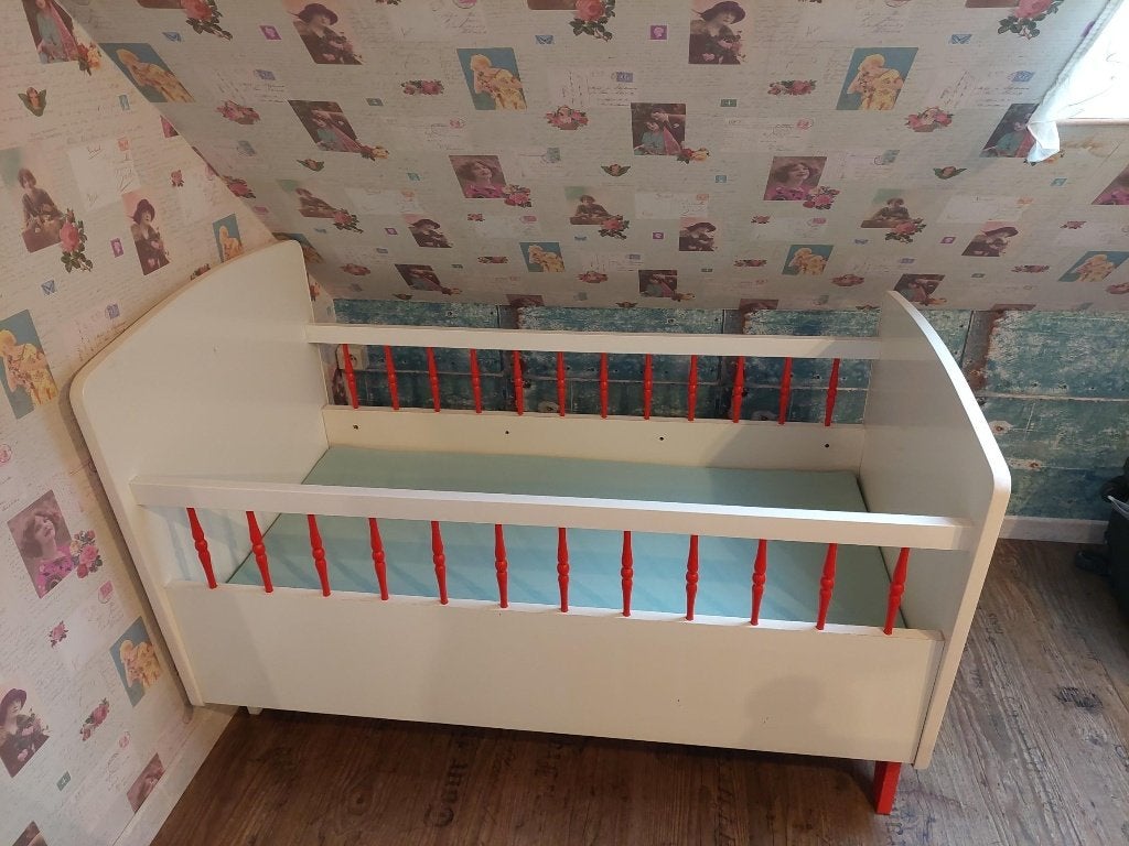 lit bébé des années 50 +sommier à lattes et matelas neuf, Enlèvement