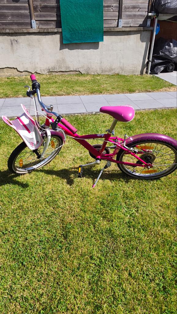 Vélo Fille B-Twin 20 pouces rose avec sac