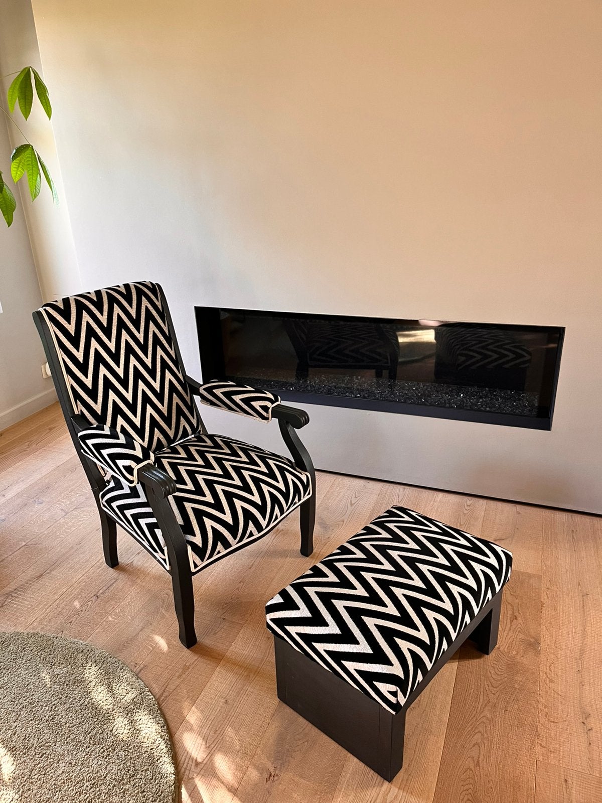 Fauteuil Voltaire noir et blanc avec repose-pieds, 75 à 100 cm, Moins de 150 cm, Une personne, Enlèvement