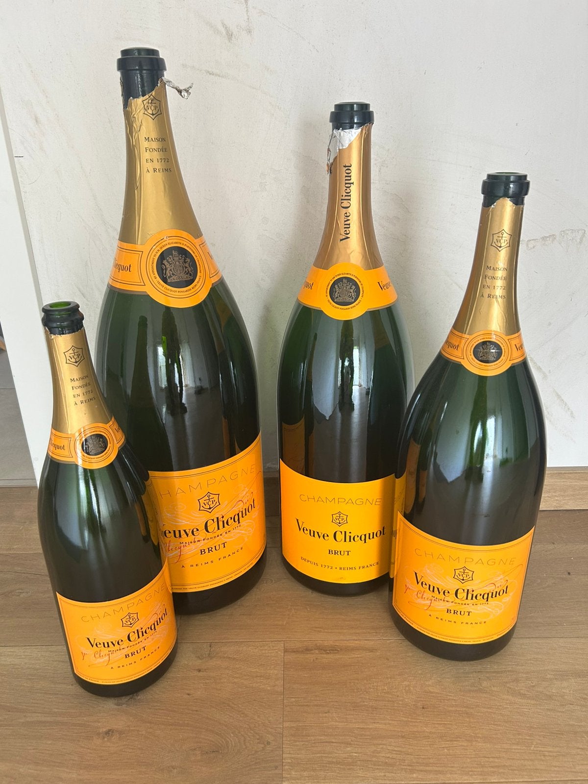 Verzameling lege flessen Veuve Cliquot, Ophalen, Zo goed als nieuw